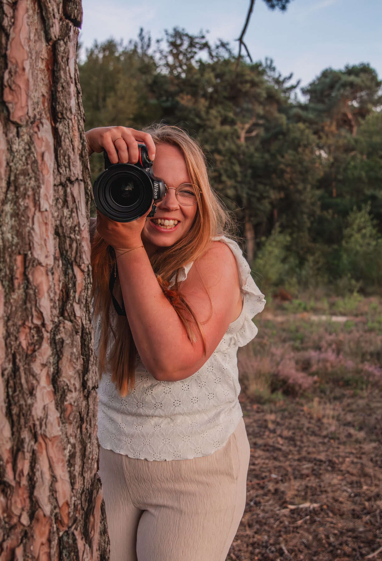 Sanne Woestenenk aan het fotograferen